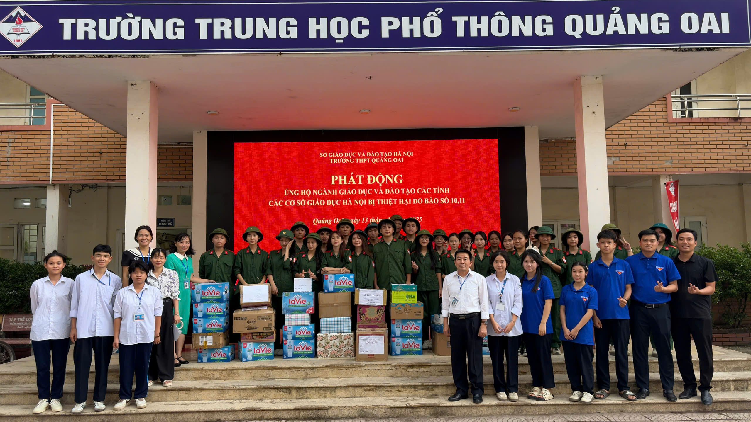 Thầy và trò trường THPT Quảng Oai chung tay hỗ trợ đồng bào vùng lũ